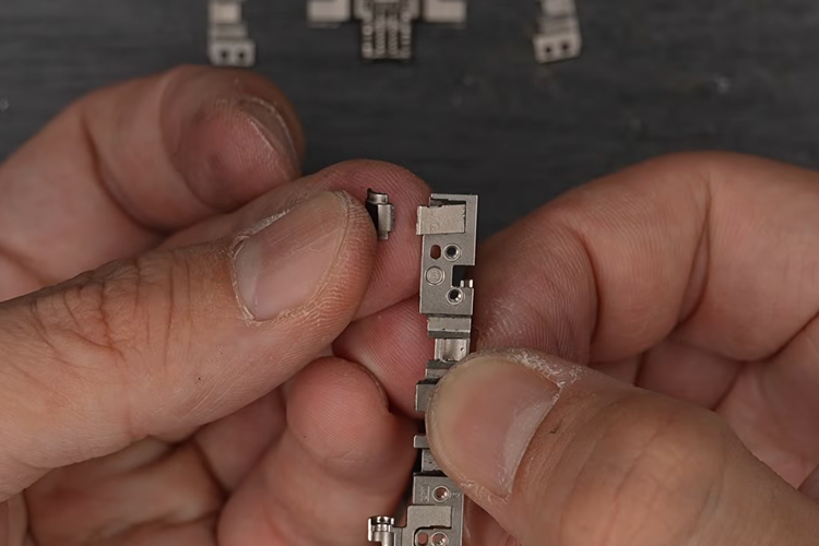 Layar iPhone Duo Retak di Area Engsel, Apa Penyebabnya?