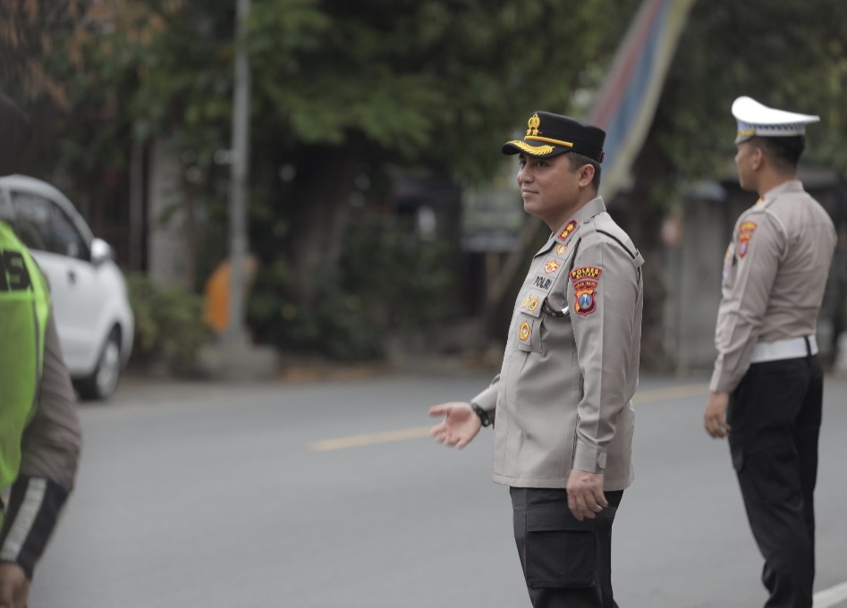 Dua Pendekatan Polisi Menjaga Lalu Lintas Pagi