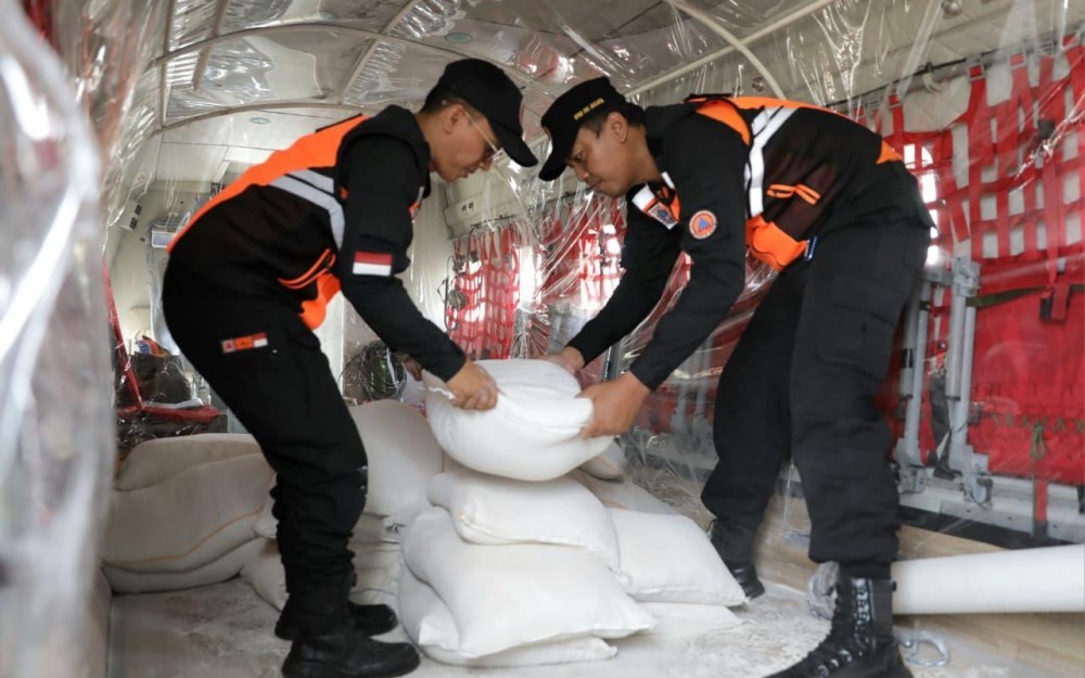 Modifikasi Cuaca Menyemai Garam untuk Bantu Padamkan Karhutla