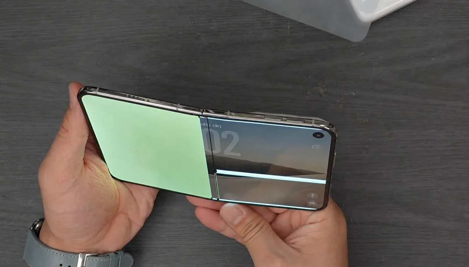 Bongkaran iFixit Ungkap Dua Dugaan Titik Risiko Layar iPhone Duo
