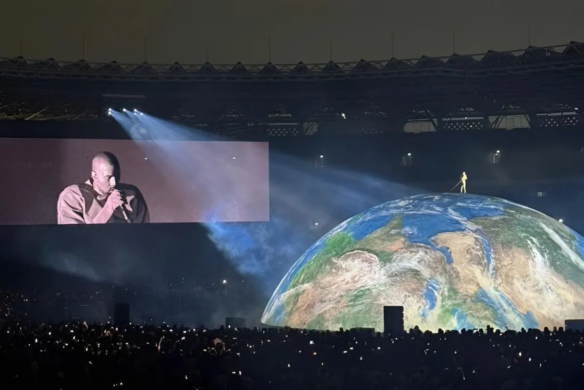 Dome Stage Raksasa dan 40 Lagu dalam Pertunjukan Ye