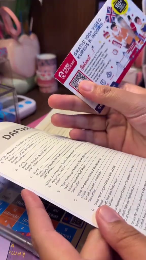 Kartu materi tambahan dan lembar latihan TOEFL yang sedang dibuka di meja belajar