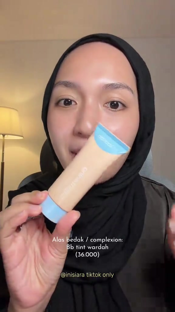BB tint Wardah dibaurkan pada pipi menggunakan aplikator spatula