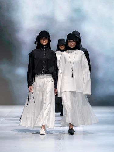 Masker Respirator hingga Serat Selulosa: Pesan di Balik Runway