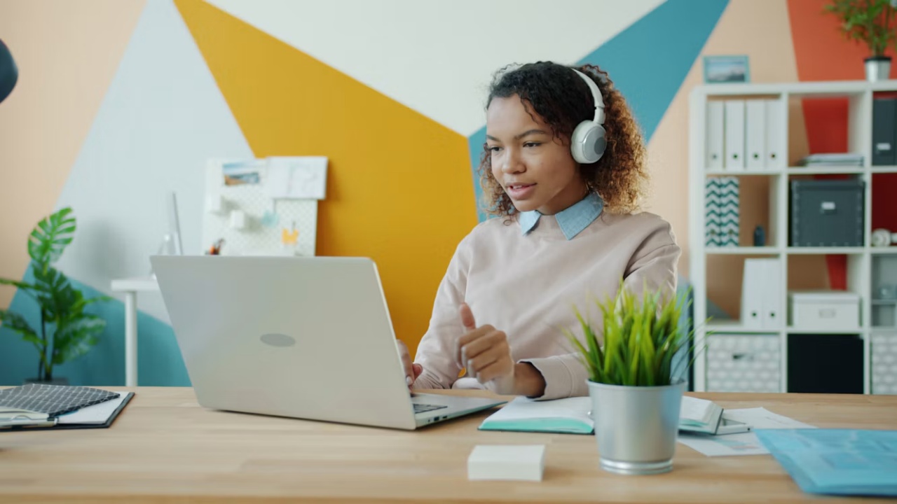 7 Fitur Headphone untuk Kerja yang Lebih Fokus dan Nyaman