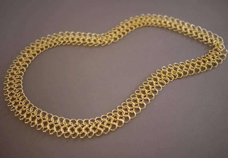 Kalung Chainmail Lokal yang Bikin Kaos Polos Lebih Berkarakter