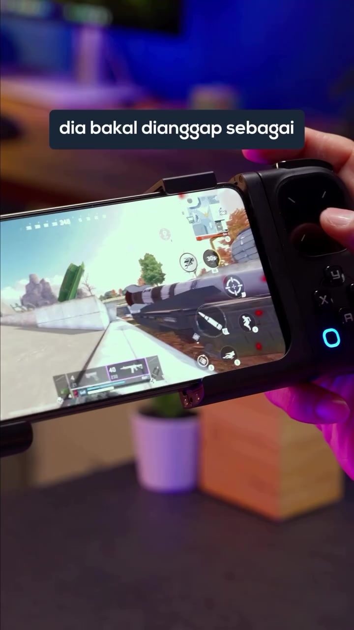 Ponsel yang menjalankan game sedang digunakan bersama kontroler genggam