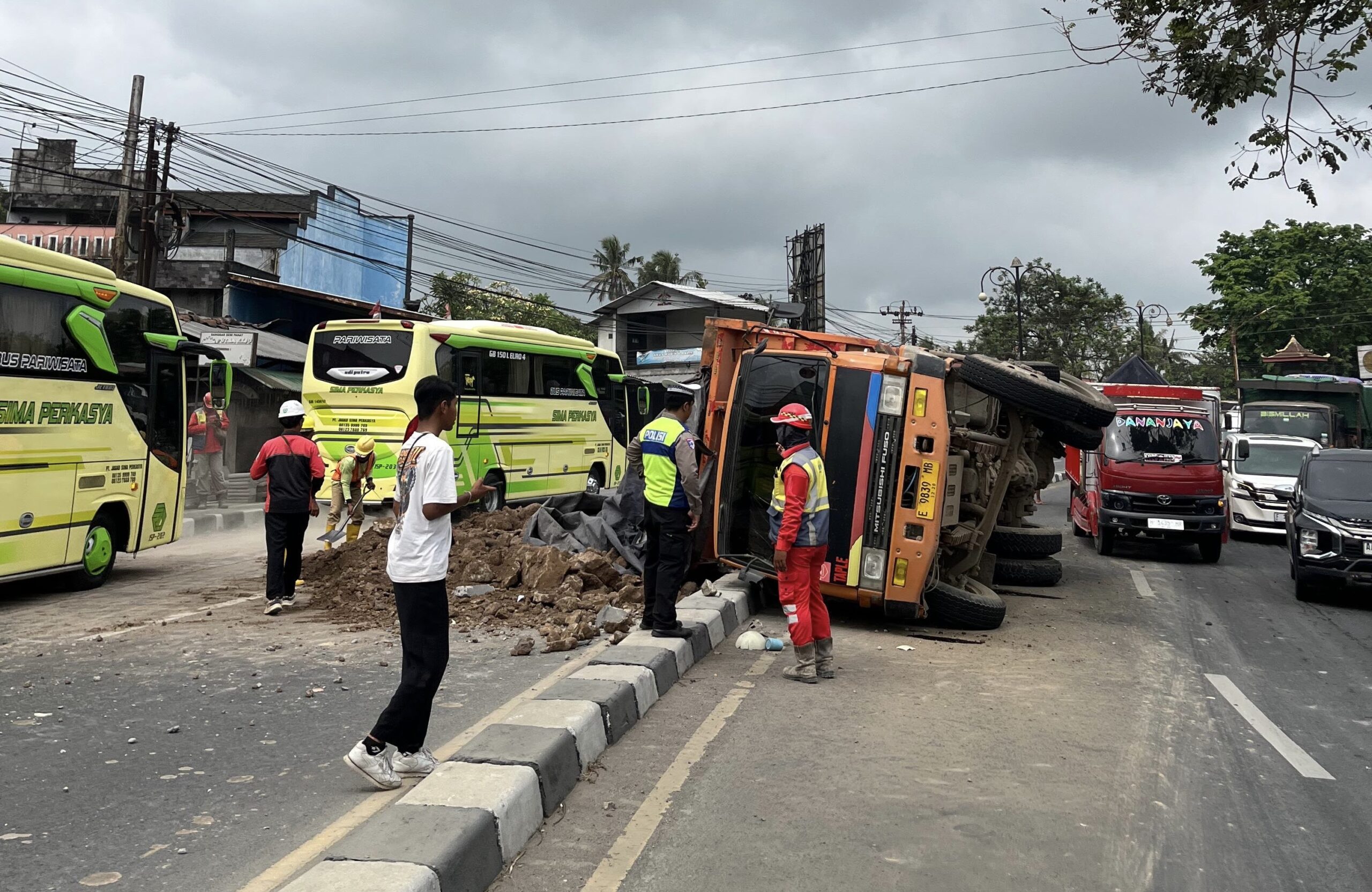 Truk Bermuatan Terguling Berulang Kali, Ini Rangkaian Kejadiannya
