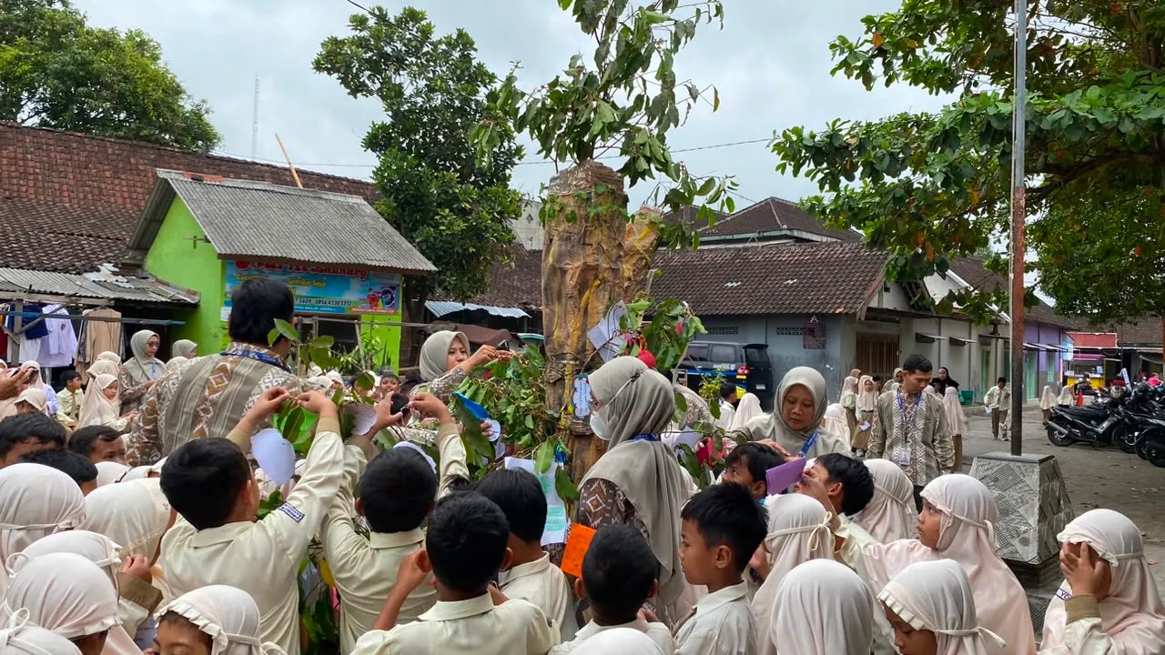 Pohon Komitmen Mengajak Siswa Menepati Ikrar Perubahan