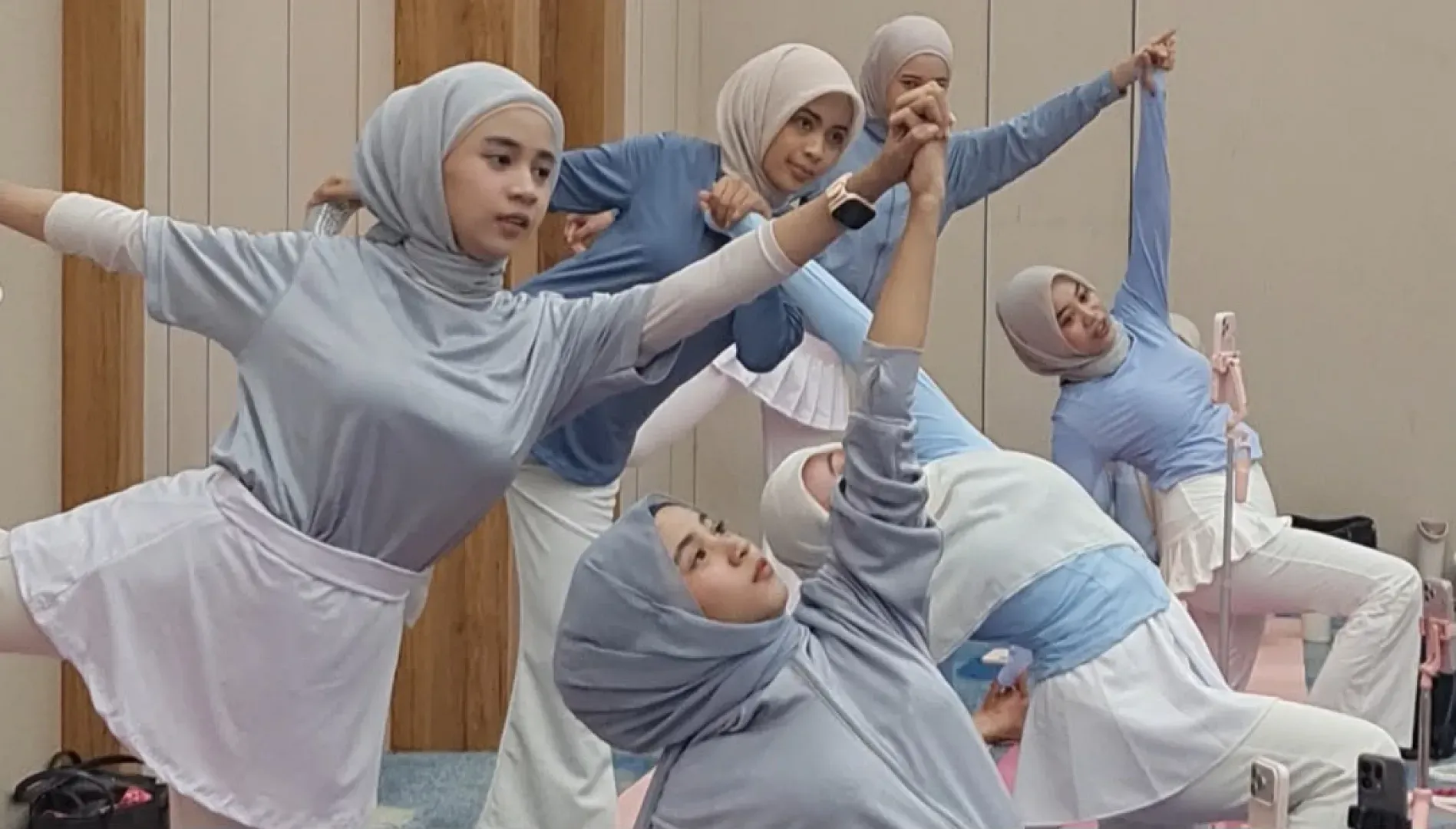 Couple Yoga: Bergerak Bersama, Membangun Koneksi