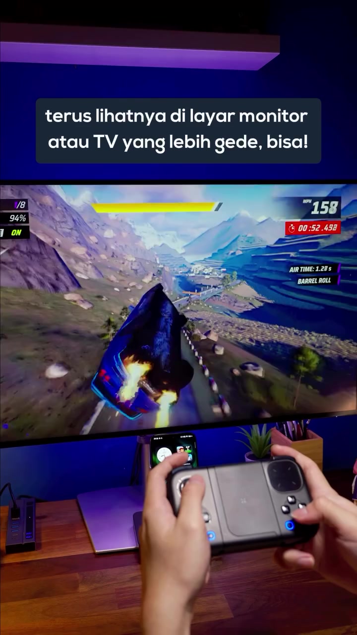 Game tampil pada monitor eksternal dengan perangkat kontroler di bagian depan