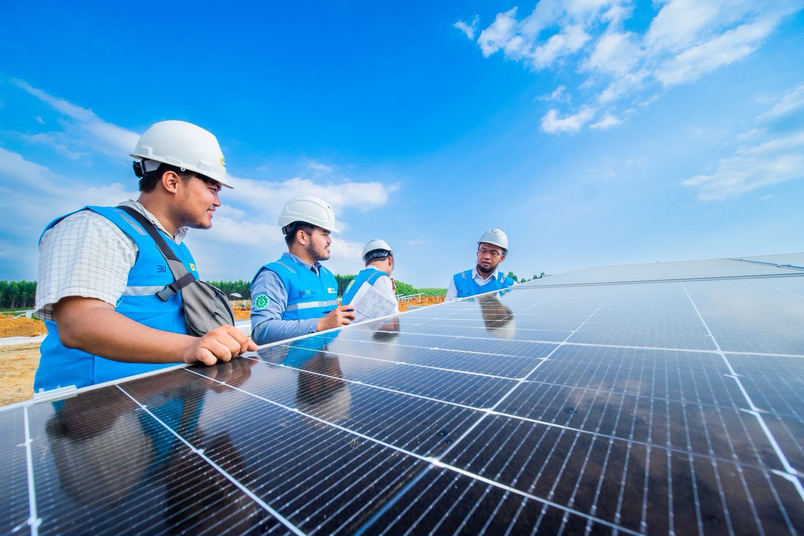 PLTS 100 GWp: Kemitraan dan Waduk untuk Kedaulatan Energi