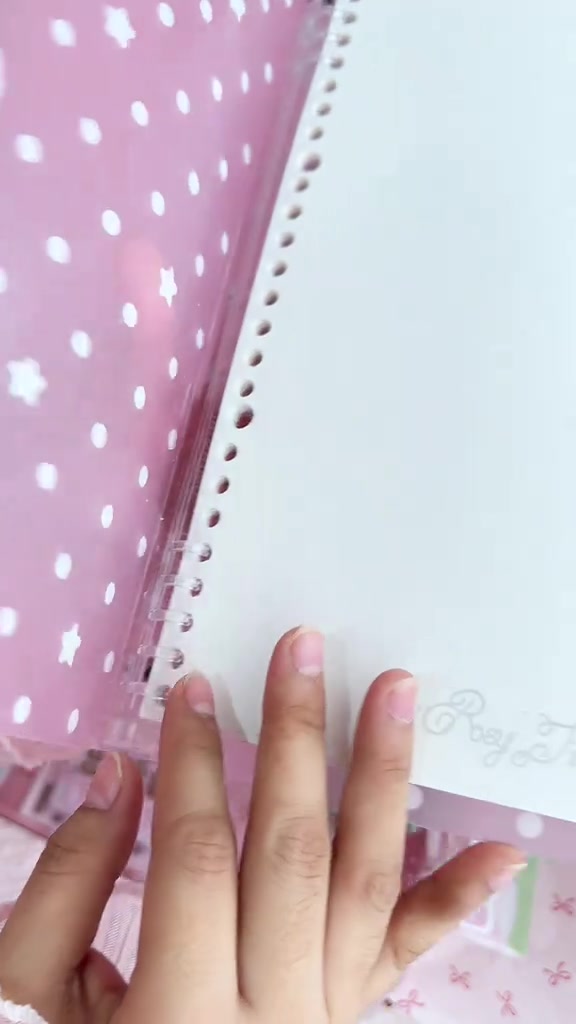Sisi binder B5 polkadot dengan lubang halaman lepas terlihat dekat