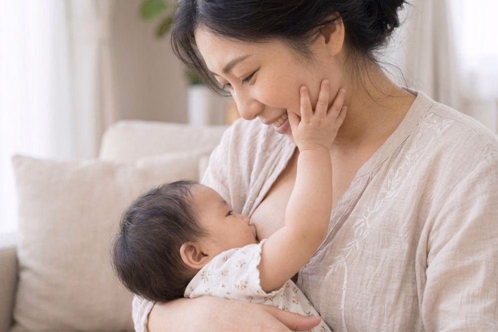 Bayi Suka Menyentuh Wajah Ibu saat Menyusu: Perlukah Diarahkan?