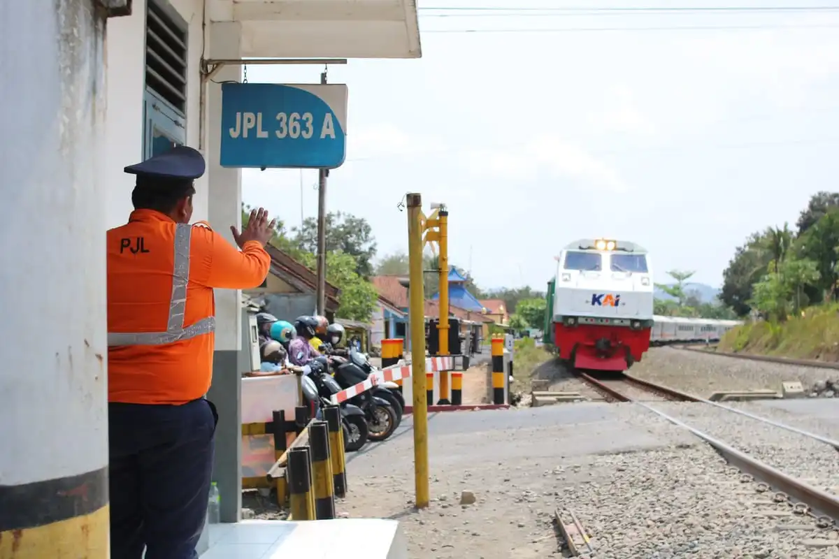 Keselamatan Perlintasan Kereta Diperkuat dengan 115 Petugas Baru