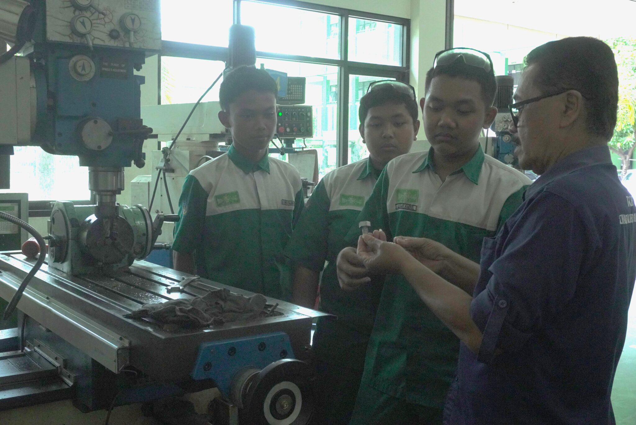 SMK atau SMA: Jalur Praktis yang Lebih Cepat Membuka Karier
