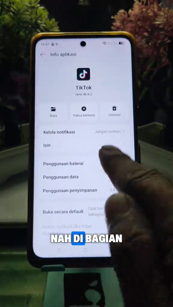 Halaman info aplikasi TikTok di Android dengan opsi Kelola notifikasi