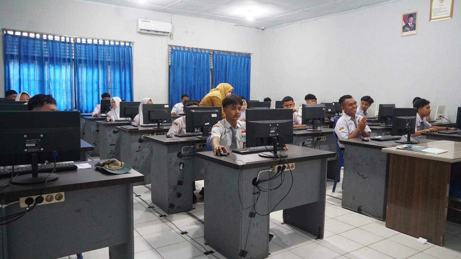 Ribuan Siswa SMK Ikuti TKA, Tiga Sekolah Jadi Sorotan