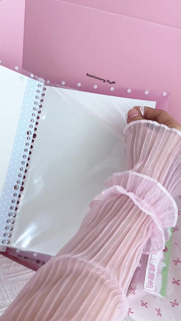 Lembaran putih lepas di binder pink dengan pelindung bening