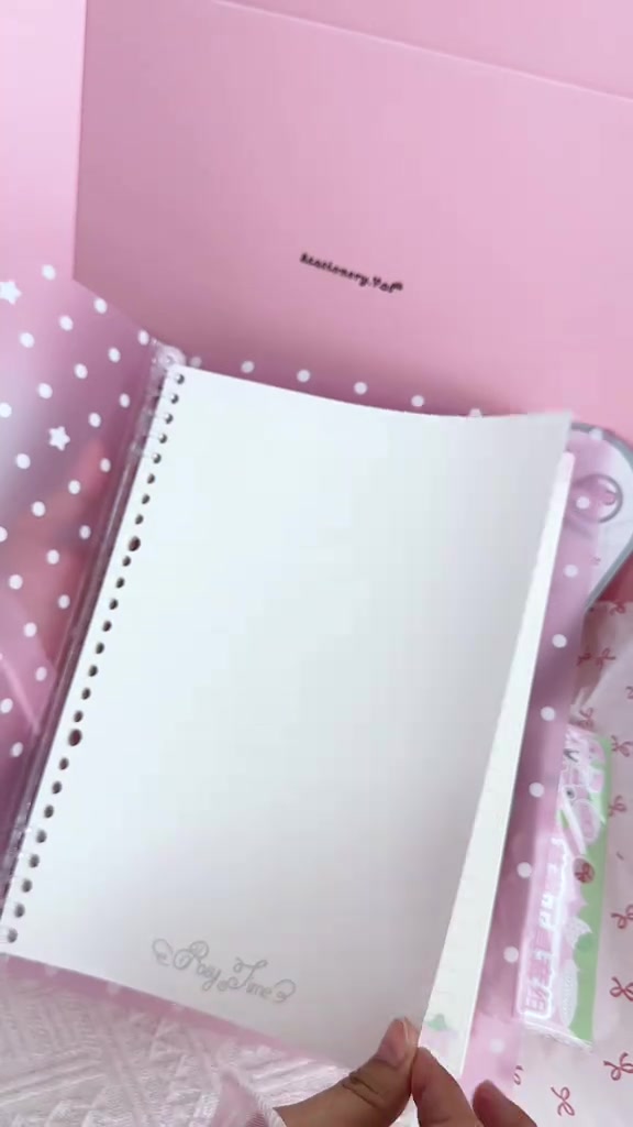 Binder B5 berwarna pink dengan sampul polkadot terbuka dan halaman lepas