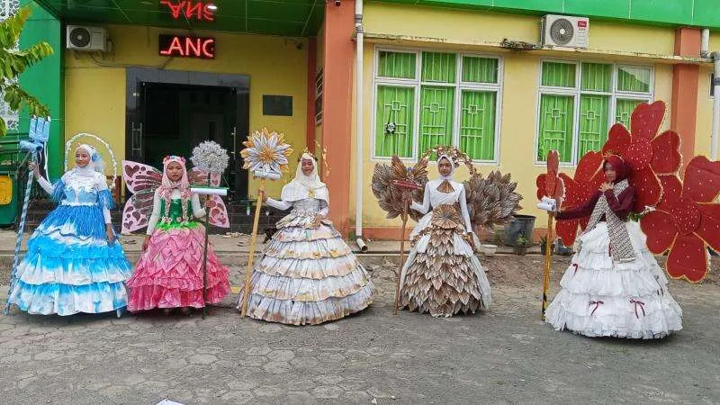 Lomba Tumpeng dan Peragaan Busana Daur Ulang Meriahkan Hari Santri di Sekolah