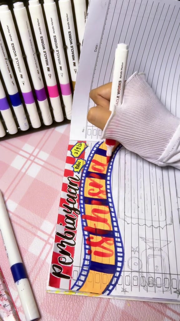 Halaman notebook berisi blok catatan kuning dan biru dengan tangan menambahkan tulisan