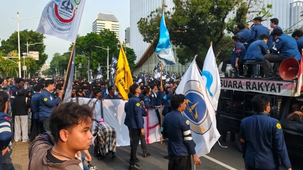 Demo dan Gangguan Jalan Mengubah Rute TransJakarta