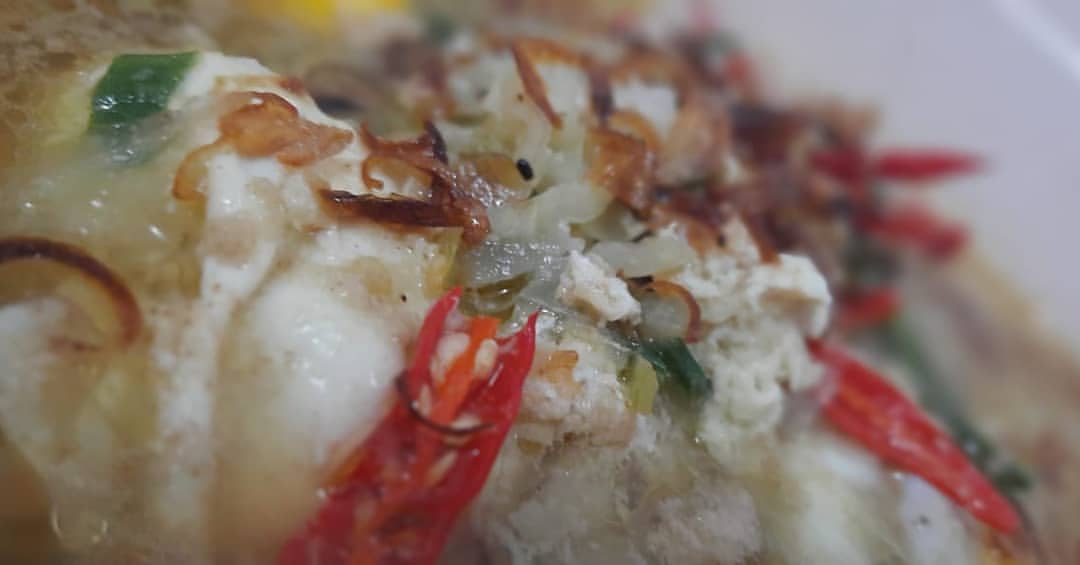 Sup telur berkuah dengan cabai merah, telur, dan sayuran hijau