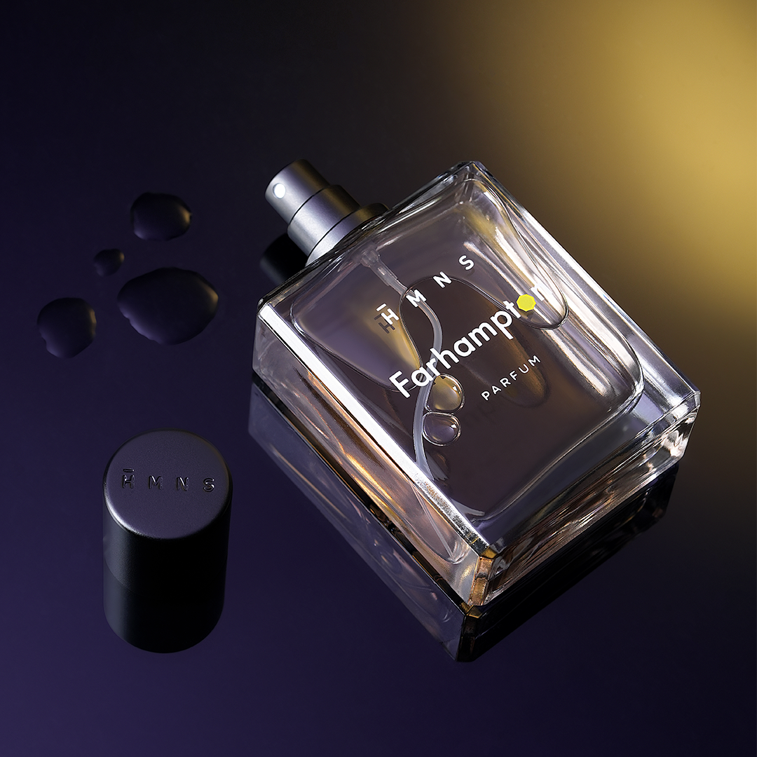 Botol parfum HMNS Farhampton tampak diagonal di atas latar biru gelap