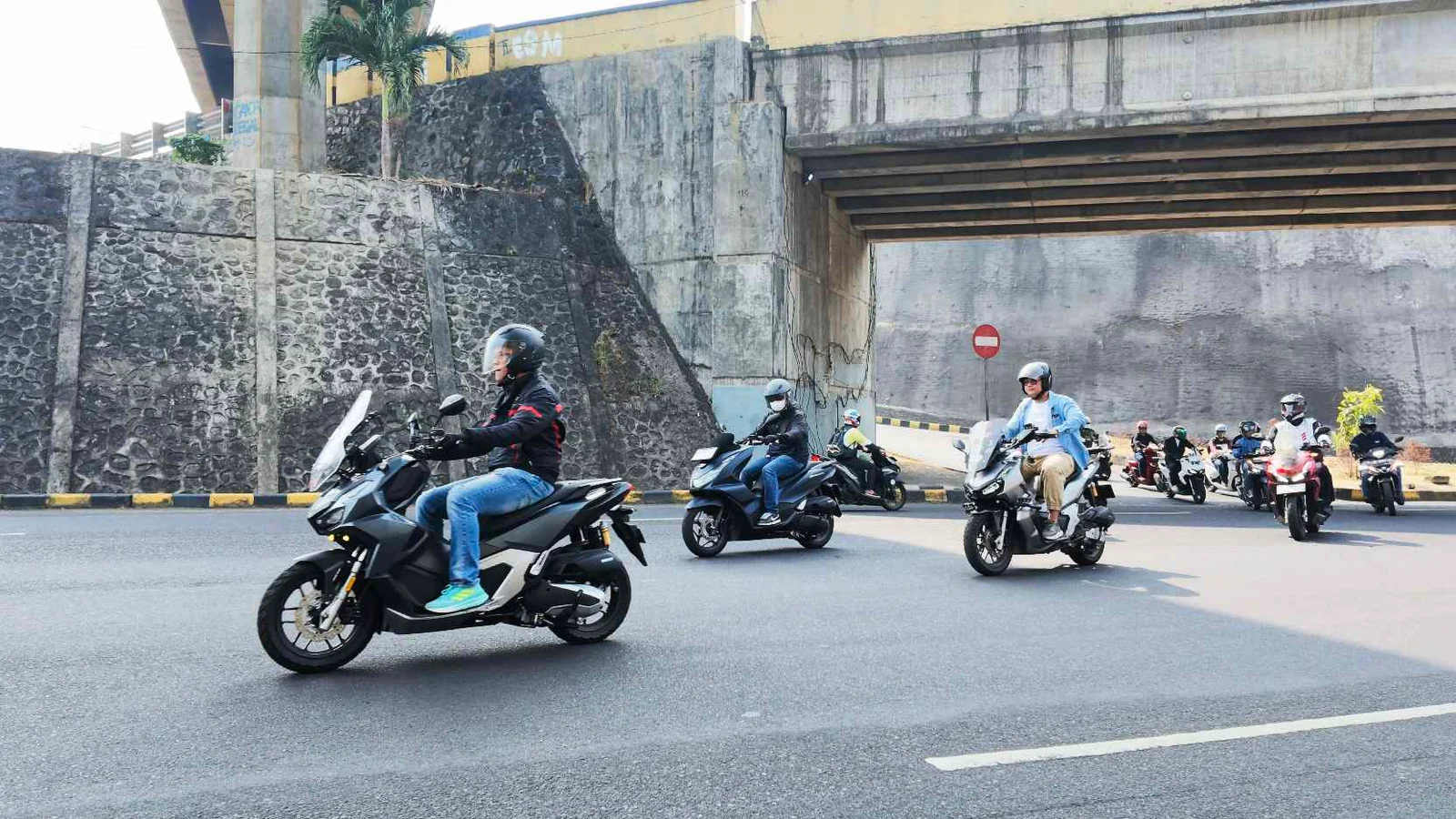 Jalan Licin dan Genangan Air: Panduan Aman Berkendara Motor Saat Hujan