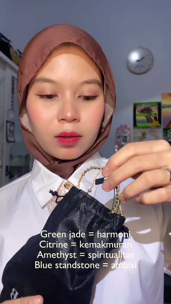 Gelang batu berwarna dikenakan di pergelangan tangan
