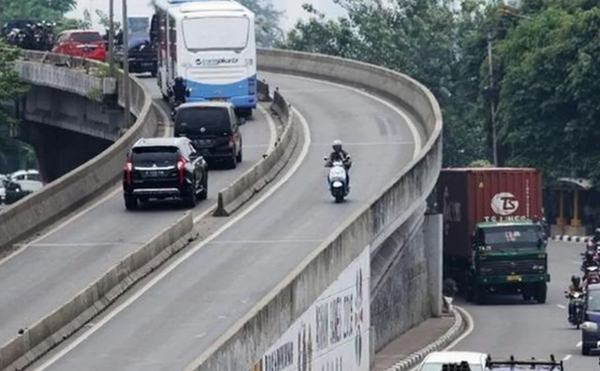 Dua Kecelakaan Tunggal Pemotor: Satu Tewas, Satu Terjatuh dari Flyover