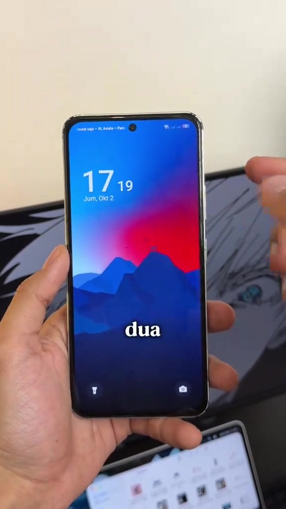 Layar kunci pada ponsel Android yang dipegang tangan