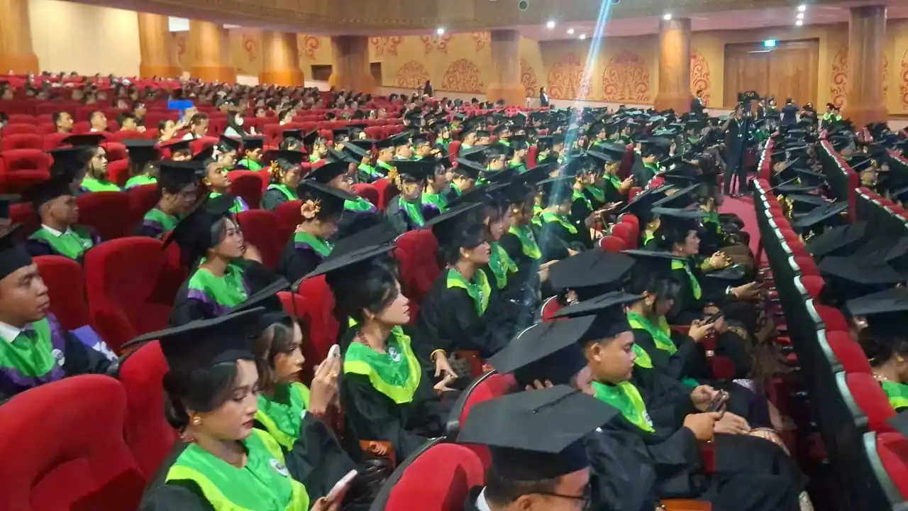 Dua Wisuda, Dua Jalan Menuju Kesiapan Kerja