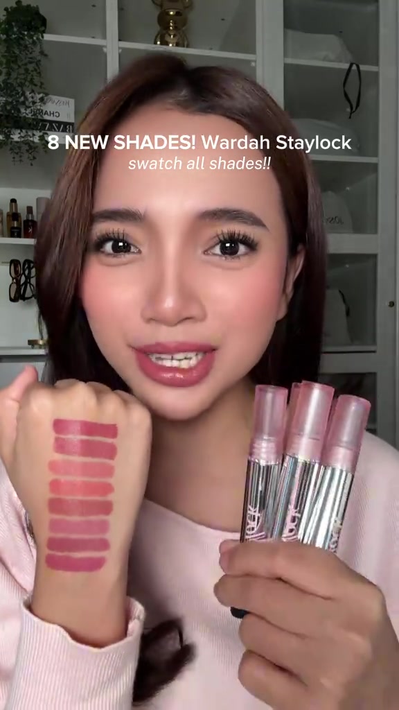 Wardah Staylock Lip Matte 新色试色排在手臂上,旁边拿着几支产品。