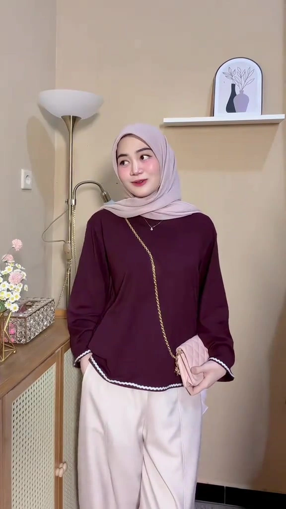 Burgundy Lagi Ramai, Ini Cara Bikin Warnanya Masuk ke OOTD Harian