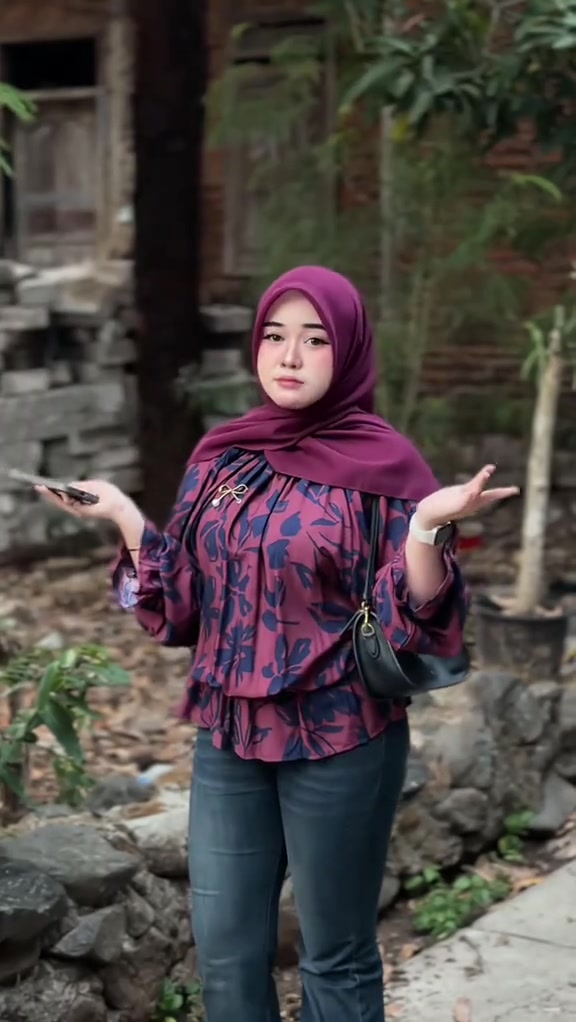 Blouse burgundy bermotif dipasangkan dengan jeans biru