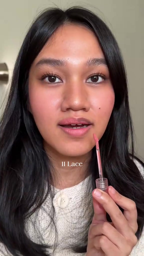 Wardah Staylock Lip Matte 11 Lace 的刷头停在唇边,展示上唇步骤。