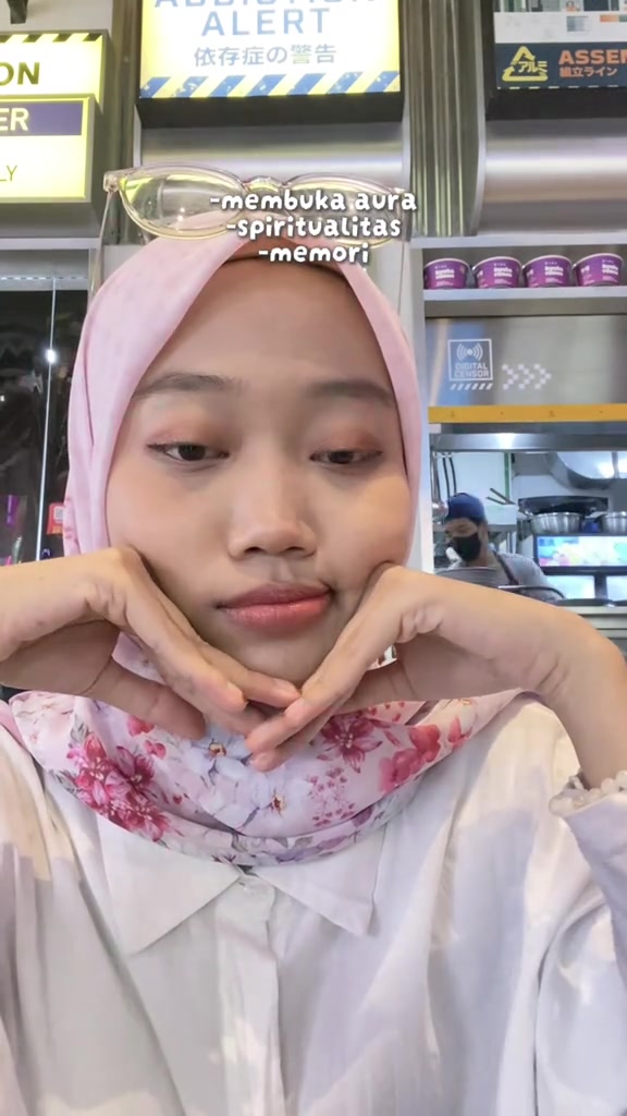 Gelang bernuansa ungu dan bening dengan detail manik