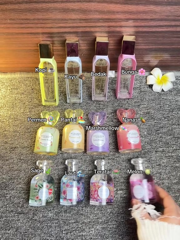 Deretan botol Bizarre berwarna berbeda tersusun di atas permukaan bertekstur