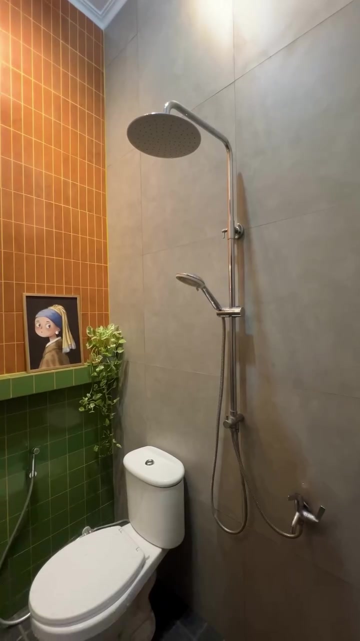 Kamar Mandi Kecil Abu-Abu Bisa Terasa Lega, Begini Caranya