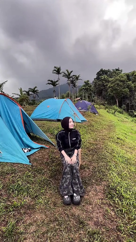 Outfit Camping Wanita yang Nyaman Bergerak, Tetap Cakep di Foto