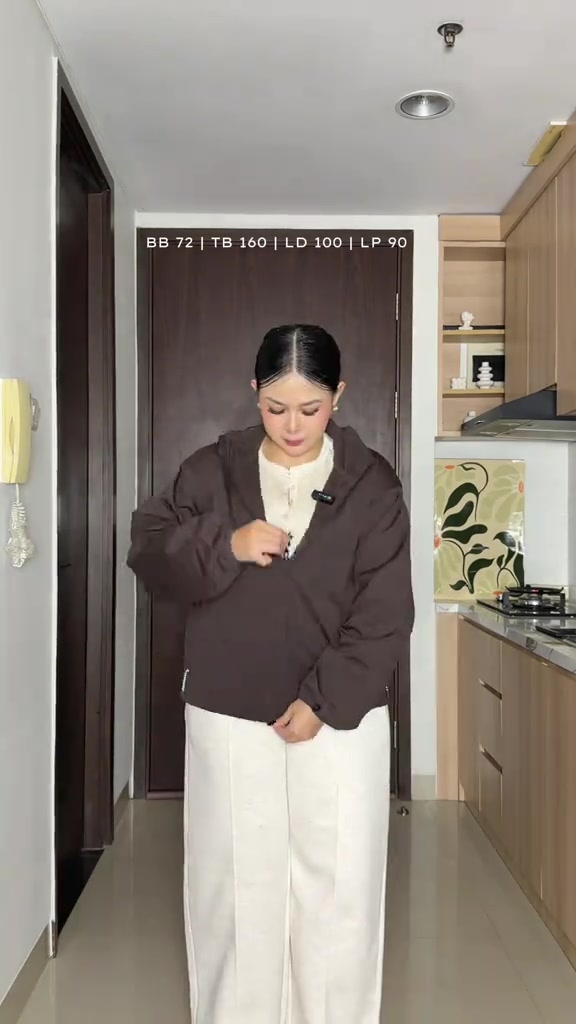 Outer gelap dikenakan di atas atasan warna ivory dan celana putih