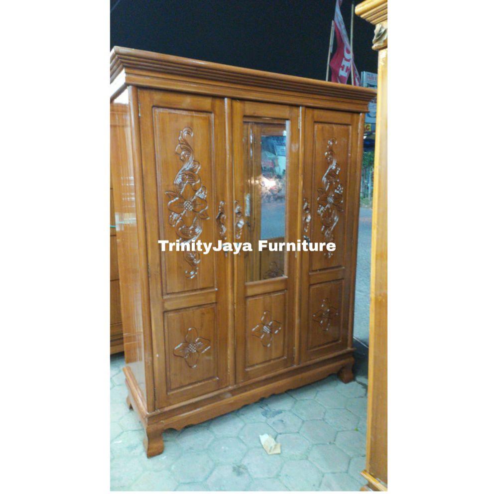 Turun 23%: Lemari Pakaian jati 3 Pintu