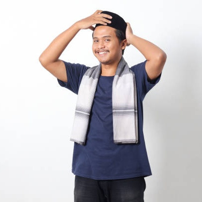 3 Alasan Kamu Harus Bangga Memakai Songkok Sebagai Orang Indonesia