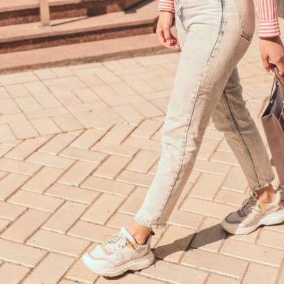 Ide Outfit Sneakers untuk Look Weekend Stylish dan Nyaman 