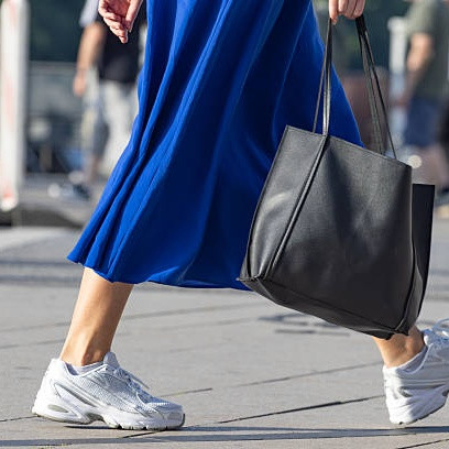 Cara Memilih Sneakers Wanita Sesuai Bentuk Kaki