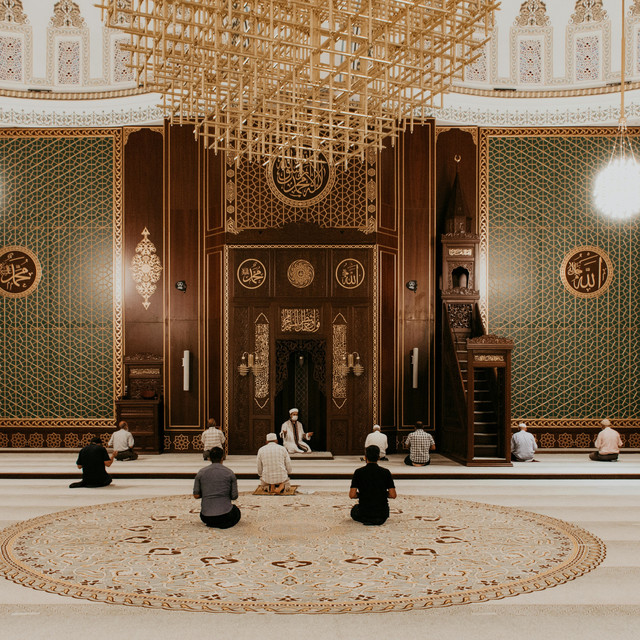 5 Tips Ampuh Menjaga Sandal Tetap Aman di Masjid Saat Jamaah Membludak