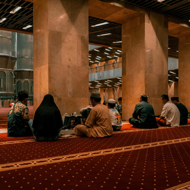 Alasan Mengapa Sandal Jepit Biasa Kadang Kurang Cocok untuk Tarawih