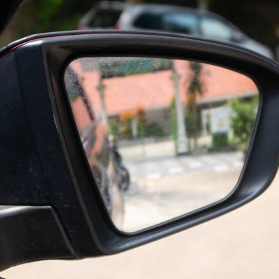 Kaca Spion Mobilmu Berjamur? Kenali Penyebab dan Cara Atasinya